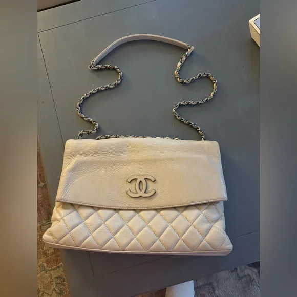 Chanel Authentic Hamptons Foldover Flap Bag Quilted Calfskin Tan Cream - Picture 1 of 14